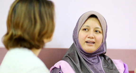 Zwei Frauen mit Migrationshintergrund im Gespräch