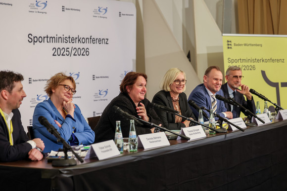 Ministerin Behrens, Ministerin Schopper, Staatsministerin Schenderlein, Senator Grote und Minister Schuster bei der Pressekonferenz der 53. Sportministerkonferenz