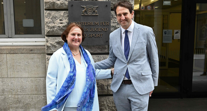 Die ehemalige Kultusministerin Theresa Schopper und der neue Kultusminister Andreas Jung vor dem Eingang des Ministeriums