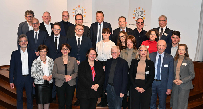 Gruppenfoto der Unterzeichnerinnen und Unterzeichner der neuen Vereinbarung des Bündnisses für Lebenslanges Lernen
