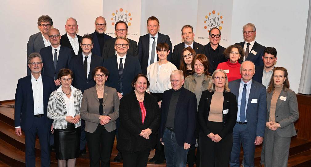 Gruppenfoto der Unterzeichnerinnen und Unterzeichner der neuen Vereinbarung des Bündnisses für Lebenslanges Lernen