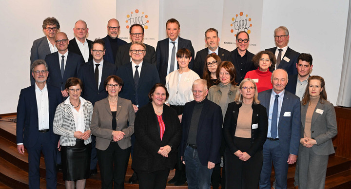 Gruppenfoto der Unterzeichnerinnen und Unterzeichner der neuen Vereinbarung des Bündnisses für Lebenslanges Lernen