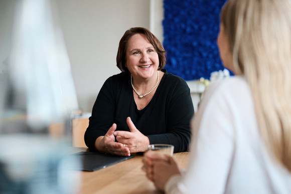 Ministerin Offizielle Fotos Kultusministerin Theresa Schopper Die Ministerin sitzt am Tisch und ist im Gespräch mit einer weiteren Person