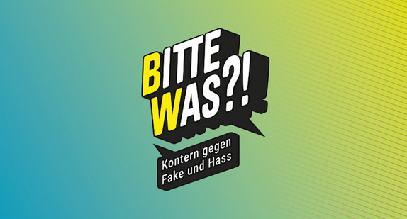 Auf türkis-gelbem Farbverlauf das aus dem Schriftzug bestehende Logo der Kampagne Kampagne „BITTE WAS?! Kontern gegen Fake und Hass“