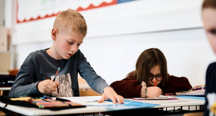 Ein Schüler und eine Schülerin an einem Tisch