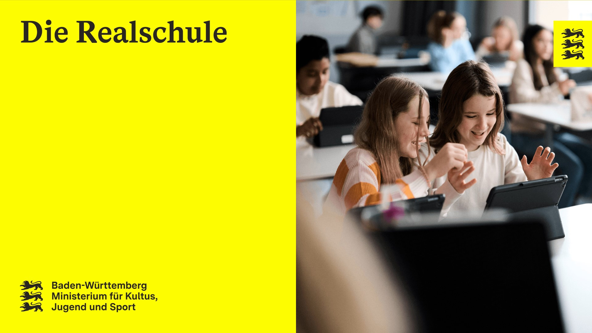 Schülerinnen mit Tablets. Aufschrift: Die Realschule 