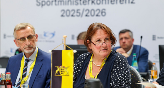 Ein Mann und eine Frau sitzen an einem Tisch. 