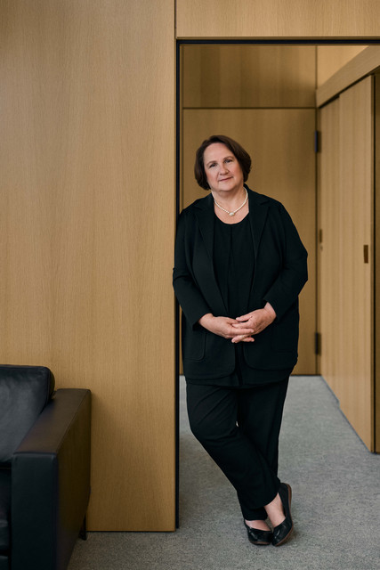 Ministerin Offizielle Fotos Kultusministerin Theresa Schopper Kultusministerin Theresa Schopper lehnt an einem Türrahmen