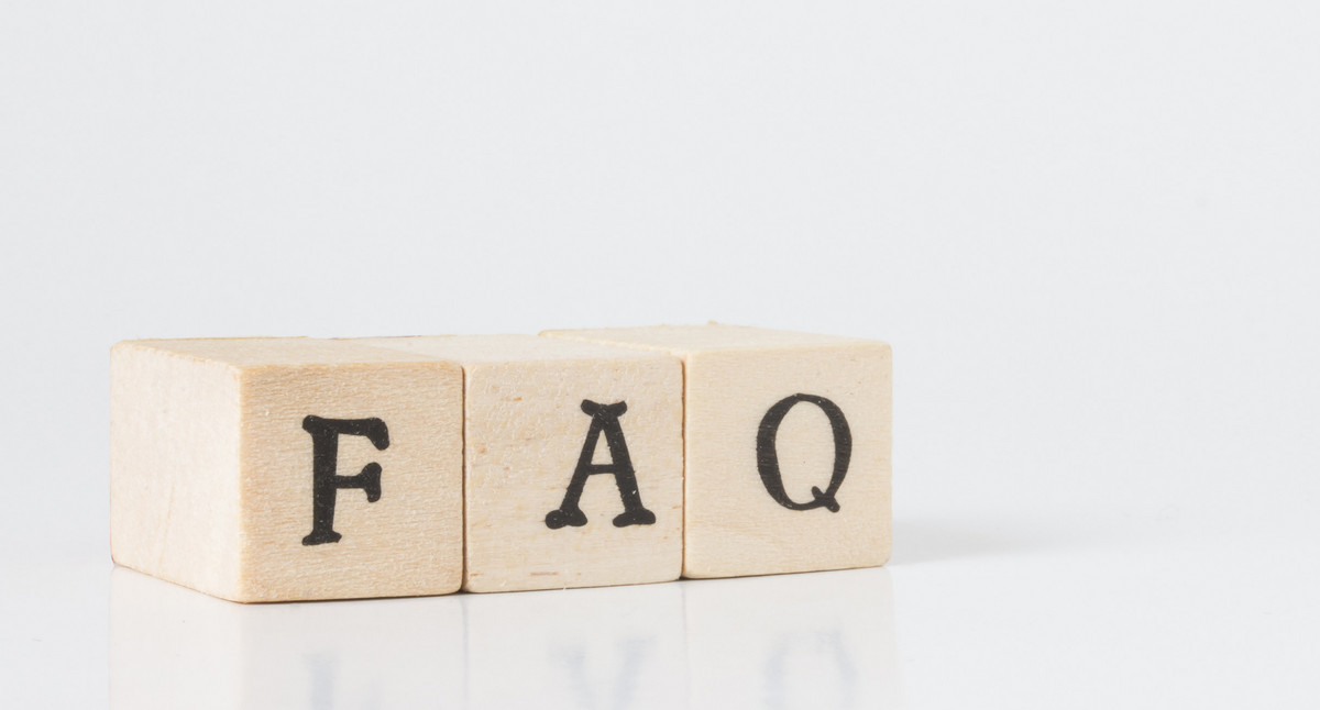 Holzwürfel mit der Aufschrift "FAQ"