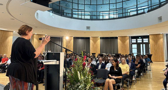 Kultusministerin Schopper spricht vor Publikum beim Landespreis der Werkrealschule