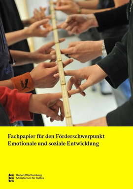Erwachsene und Jugendliche balancieren gemeinsam einen Zollstock auf ihren Zeigefingern.