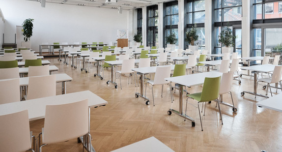 Stühle und Tische sind für Prüfungen aufgestellt
