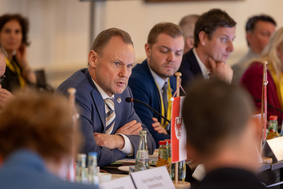 Senator Grote im Konferenzraum der Sportministerkonferenz