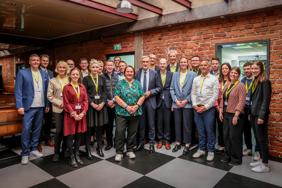 Sportministerkonferenz Sportministerkonferenz 8. und 9. Mai 2025 in Chemnitz Eine Gruppe von Männern und Frauen steht vor einer Wand.