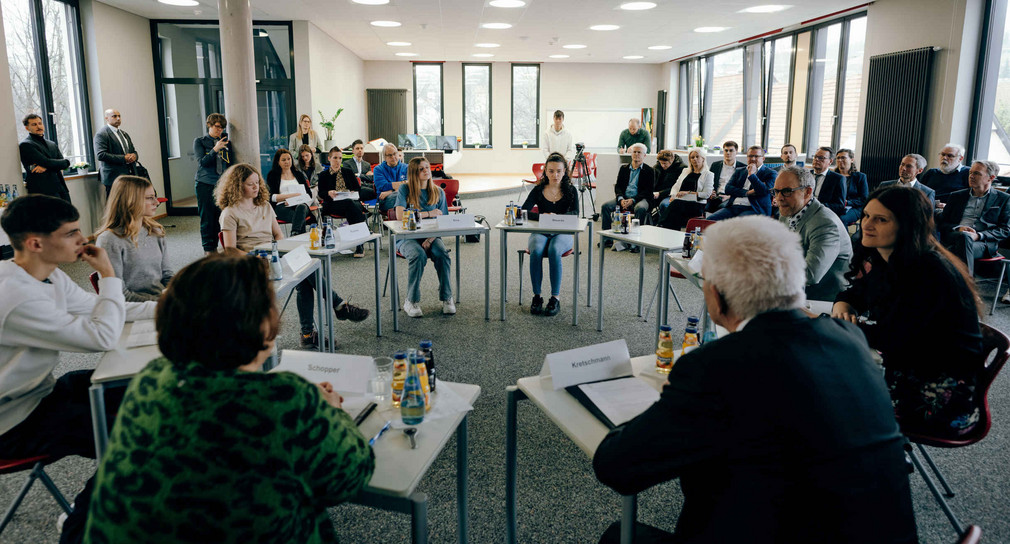 Ministerpräsident Winfried Kretschmann und Kultusministerin Theresa Schopper mit Schülerinnen, Schülern und Lehrkräften an der Wilhelm-Hauff-Realschule in Pfullingen