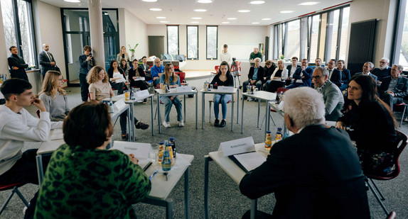 Ministerpräsident Winfried Kretschmann und Kultusministerin Theresa Schopper mit Schülerinnen, Schülern und Lehrkräften an der Wilhelm-Hauff-Realschule in Pfullingen