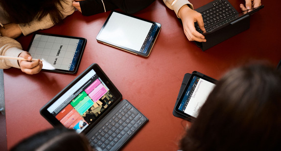 Nahaufnahme von Tablets an denen gearbeitet wird
