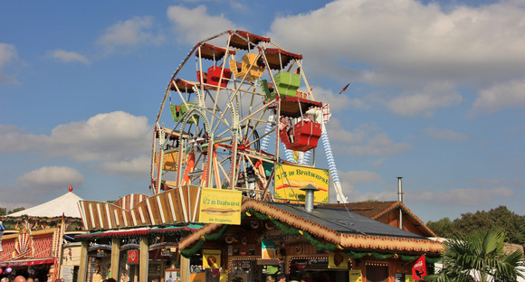 Jahrmarkt/Kirmes mit kleinem Riesenrad und Ständen