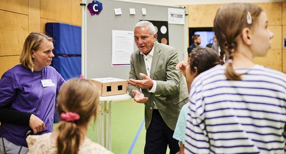 Stv. Ministerpräsident und Innenminister Thomas Strobl im Gespräch mit Schülerinnen und Schülern