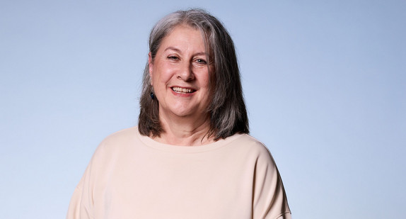 Eine Frau vor blauem Hintergrund