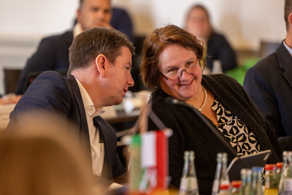 Ministerin Schopper lächelnd