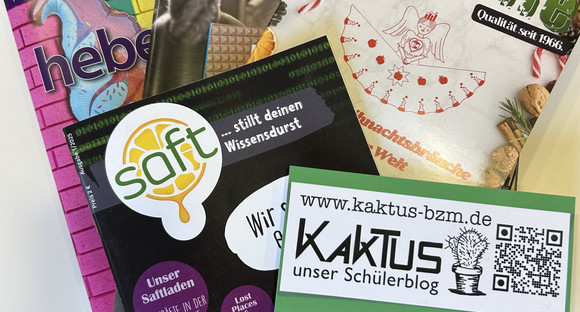 Aufnahme von mehreren Schülerzeitschriften. 