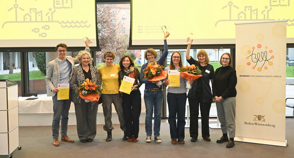 Gruppenfoto der Gewinnerinnen und Gewinner des Landesweiterbildungspreises 2024 mit Staatssekretärin Sandra Boser MdL