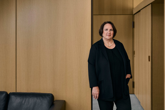 Ministerin Offizielle Fotos Kultusministerin Theresa Schopper Kultusministern Theresa Schopper lehnt an einem Türrahmen