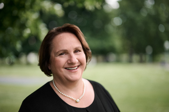 Ministerin Offizielle Fotos Kultusministerin Theresa Schopper Portraitaufnahme der Ministerin, im Hintergrund ist der Schlossgarten zu sehen
