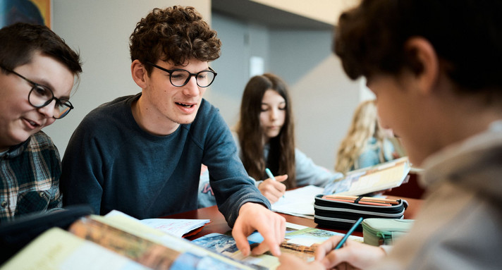 Eine Gruppe Schüler am Tisch