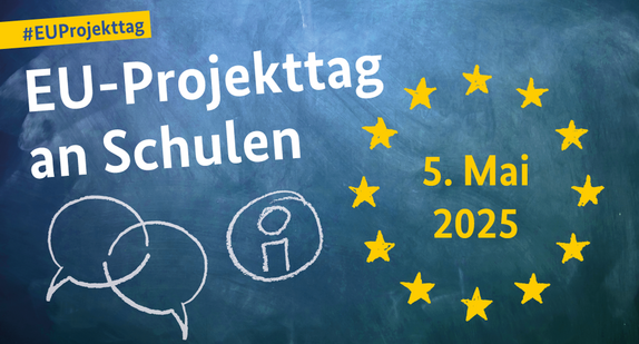 Auf blauen Grund steht in weißer Schrift geschrieben "EU-Projekttag 2025". Darunter sind Illustrationen zweier Sprechblasen zu sehen sowie der Buchstabe i in einem Kreis. Daneben sind in Gelb die EU-Sterne sowie der Satz "5. Mai 2025" 