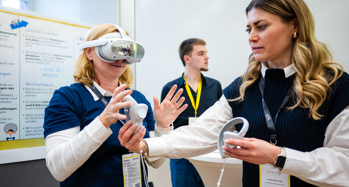 Zwei Frauen testen VR-Brillen aus