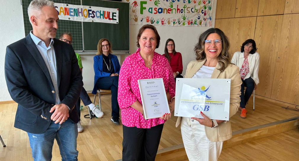 Kultusministerin Theresa Schopper (Mitte) mit der Leiterin der Fasanenhofschule, Corinna Konzelmann (rechts)