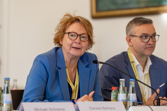 Ministerin Behrens im Konferenzraum der Sportministerkonferenz