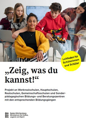 Fünf Schülerinnen und Schüler stehen bzw. sitzen im Halbkreis. Ein Mädchen hält ein Laptop, ein anderes ein aufgeschlagenes Buch. Ein Schüler hat einen Roboter in der Hand.