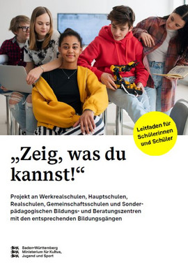 Fünf Schülerinnen und Schüler stehen bzw. sitzen im Halbkreis. Ein Mädchen hält ein Laptop, ein anderes ein aufgeschlagenes Buch. Ein Schüler hat einen Roboter in der Hand.