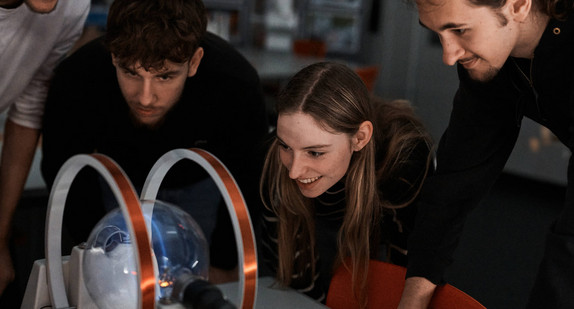 Schülerinnen und Schüler bei einem naturwissenschaftlichen Experiment