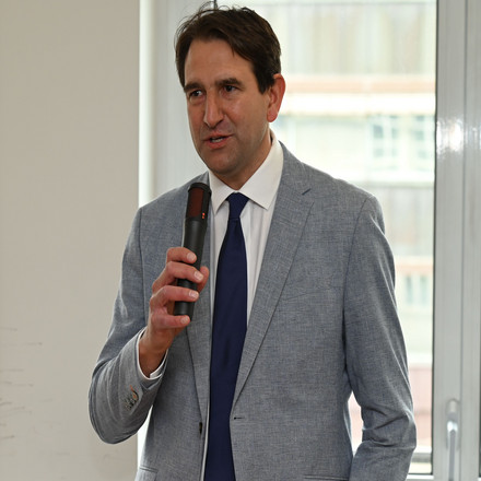 Kultusminister Andreas Jung mit Mikrofon