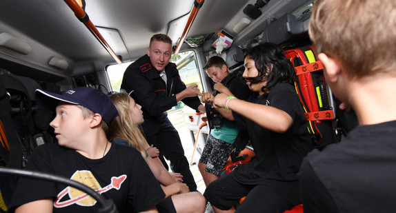 Schülerinnen und Schüler im Inneren eines Rettungswagens
