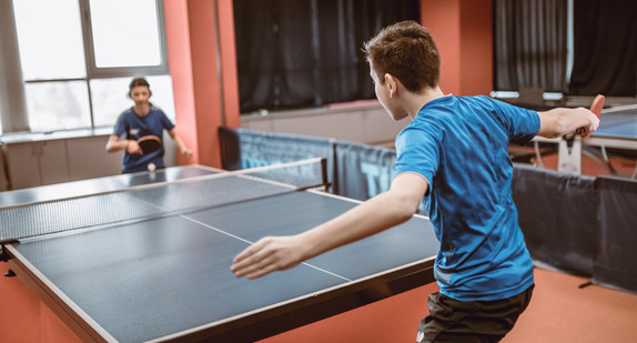 Kinder spielen Tischtennis