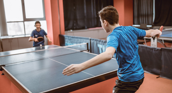 Kinder spielen Tischtennis