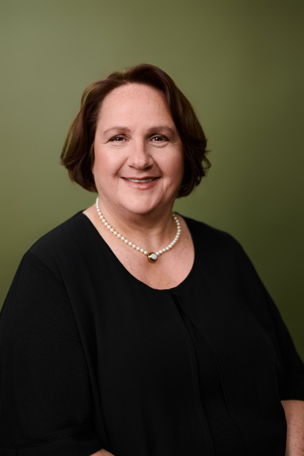 Ministerin Offizielle Fotos Kultusministerin Theresa Schopper Portraitaufnahme der Ministerin mit einem neutralen Hintergrund