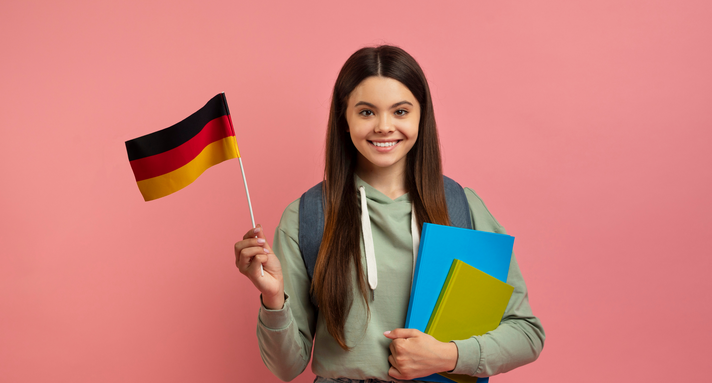 Bild einer Schülerin, die eine Deutschland Flagge schwenkt.