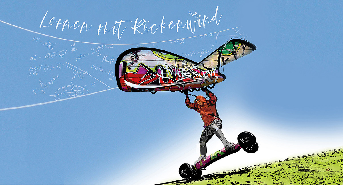 Vor blauem Hintergrund steht ein Mann auf einem Skiteboard.