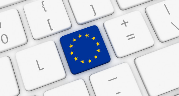 Weiße Tastatur auf der ein quadratisches Feld mit einer EU-Flagge ist.