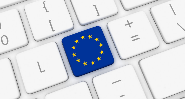 Weiße Tastatur auf der ein quadratisches Feld mit einer EU-Flagge ist.