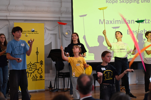 Schülerinnen und Schüler bei einer artistischen Vorführung