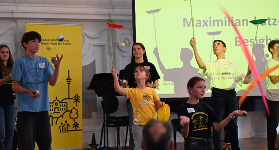 Schülerinnen und Schüler bei einer artistischen Vorführung