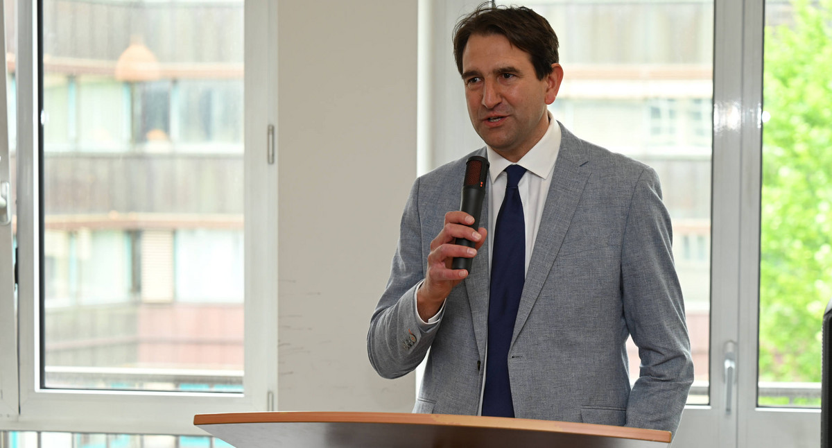 Kultusminister Andreas Jung mit Mikrofon