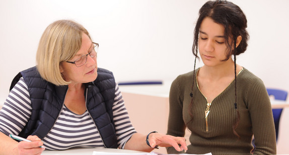 Lehrerin erklärt einer Schülerin etwas eindringlich